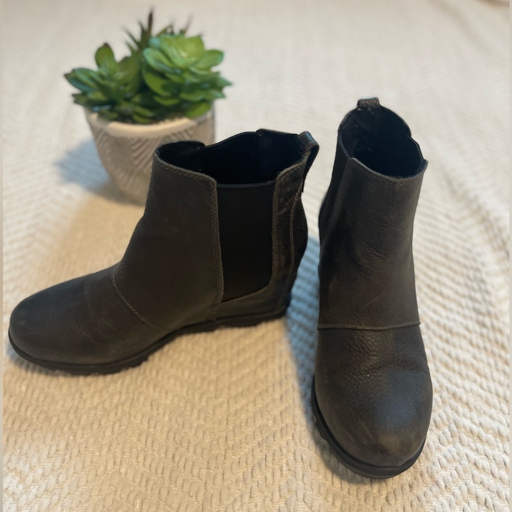 Sorel women’s distressed grey platform boot